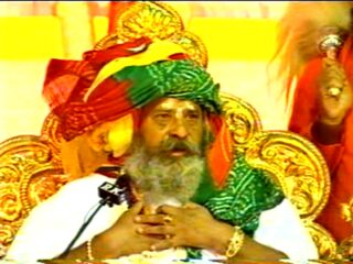 Guruji explains how he used to offer tangible, manifest offerings (saakar aahutiyaan) to Devi