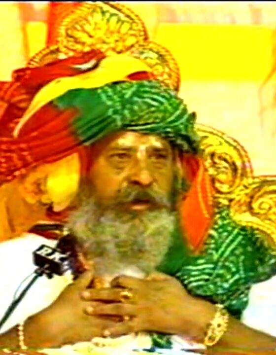 Guruji explains how he used to offer tangible, manifest offerings (saakar aahutiyaan) to Devi